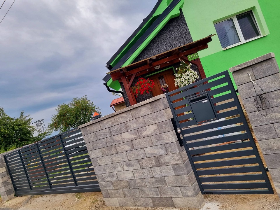 Plot - oplotenie na kľúč | Hôrka - okr. POPRAD | privátna realizácia Zameranie, poradenstvo, tvorba technickej dokumentácie, výkopové práce, betonáž, murárske práce, osádzanie oplotenia, 1ks bránička, 1ks posuvná samonosná brána, 2ks plotových modulov...